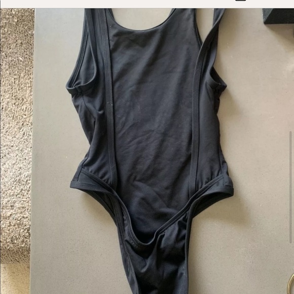 Minimale Animale Studded Onepiece - Picture 4 of 5